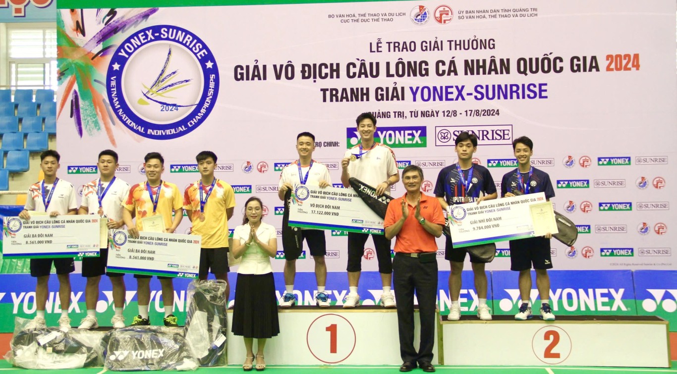 Ban tổ chức trao HCV, HCB, HCĐ k&egrave;m theo tiền thưởng v&agrave; qu&agrave; tặng cho c&aacute;c đ&ocirc;i VĐV ở nội dung đ&ocirc;i nam - Ảnh: MĐ
